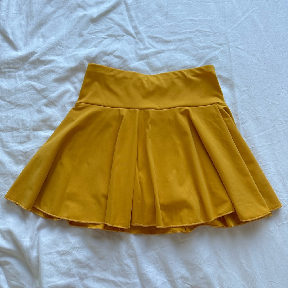 Halara gold everyday skirt- pockets!!